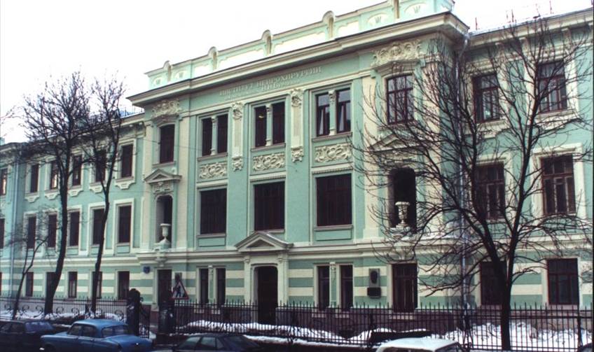 Здесь в 1930–1933 годах временно размещался МАИ. Сегодня это один из корпусов Института нейрохирургии им. Бурденко.