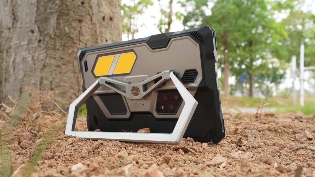 23 400 мАч, проектор, мощный фонарик, лазерный дальномер, двухдиапазонный GPS, и всё это в планшете за 520 евро. Представлен Tank Pad Ultra - 1