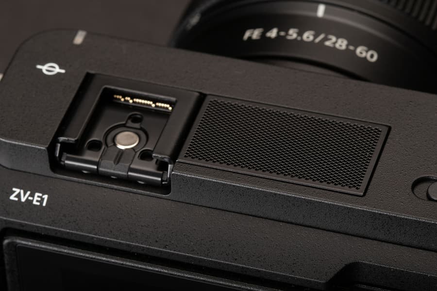 Представлена Sony ZV-E1 — самая компактная полнокадровая беззеркальная камера производителя - 4