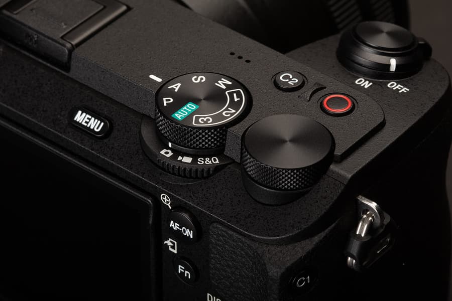 Представлена Sony a6700 — флагманская беззеркалка с датчиком APS-C. Цена как у Sony a6600, но новинка компактнее и с новым сенсором - 6 Представлена Sony a6700 — флагманская беззеркалка с датчиком APS-C. Цена как у Sony a6600, но новинка компактнее и с новым сенсором - 6