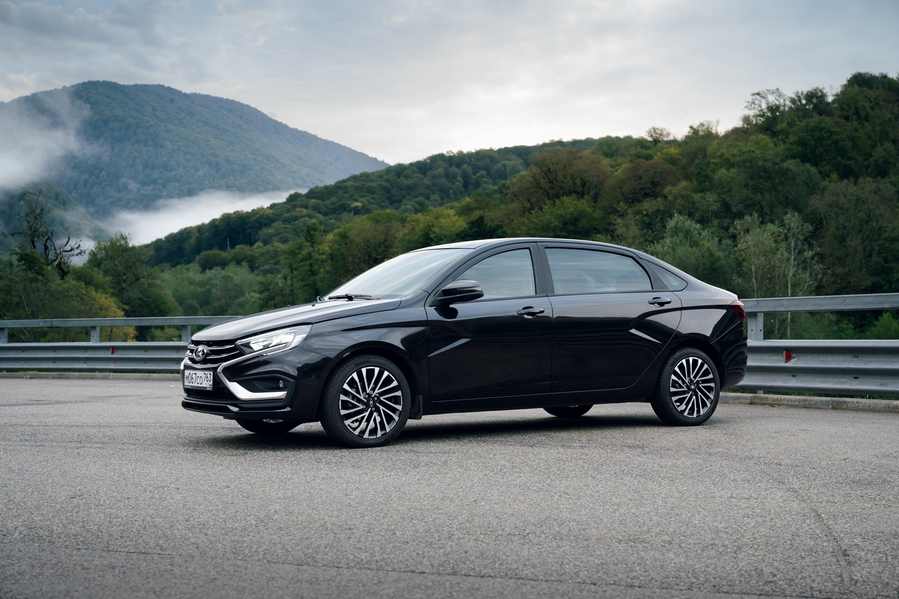 Продажи технологичного российского седана Lada Aura пошли вверх: модель заняла уже 10% сегмента - 1