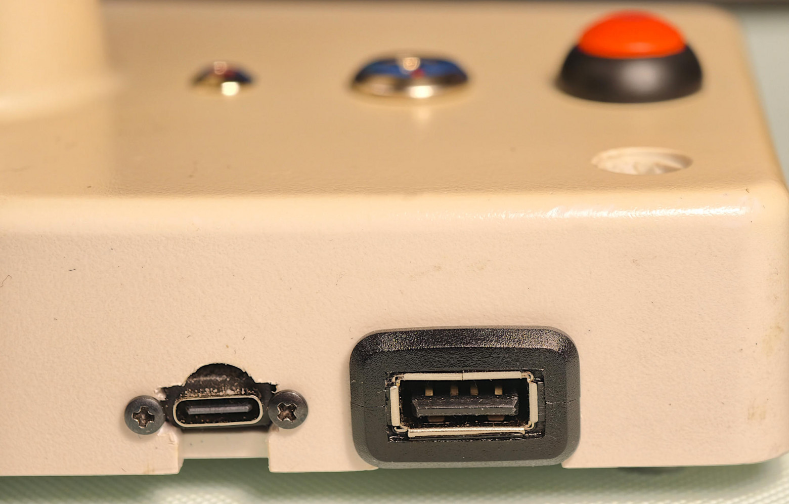 Разъёмы USB для подключения сканера и зарядки