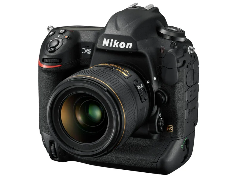Почему зеркальная фотокамера Nikon D5 десятилетней давности идеально подошла для миссии «Артемида-2» - 2 Когда Nikon выпустила D5 в январе 2016 года, компания заявила, что эта камера позволяет фотографам «покорять тьму». Спустя более десяти лет именно это она и делает для астронавтов «Артемиды-2» в космосе. | Источник: Nikon