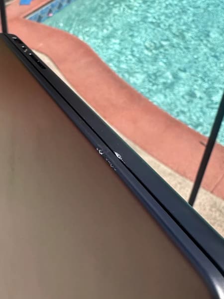 Вот что случилось с новеньким MacBook Pro после падения и спуска вниз по лестнице. Пользовательница Reddit поделилась фотографиями корпуса - 1