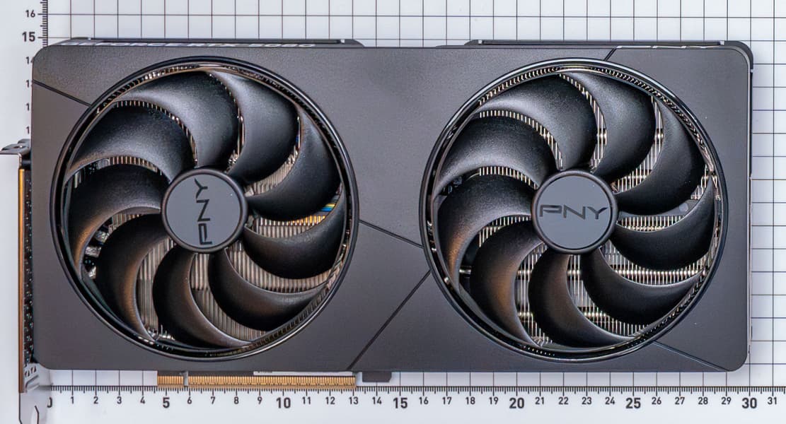 Единственная на рынке нереференсная двухслотовая GeForce RTX 5080. Тесты необычной PNY RTX 5080 Slim показали, насколько она тихая и холодная - 2