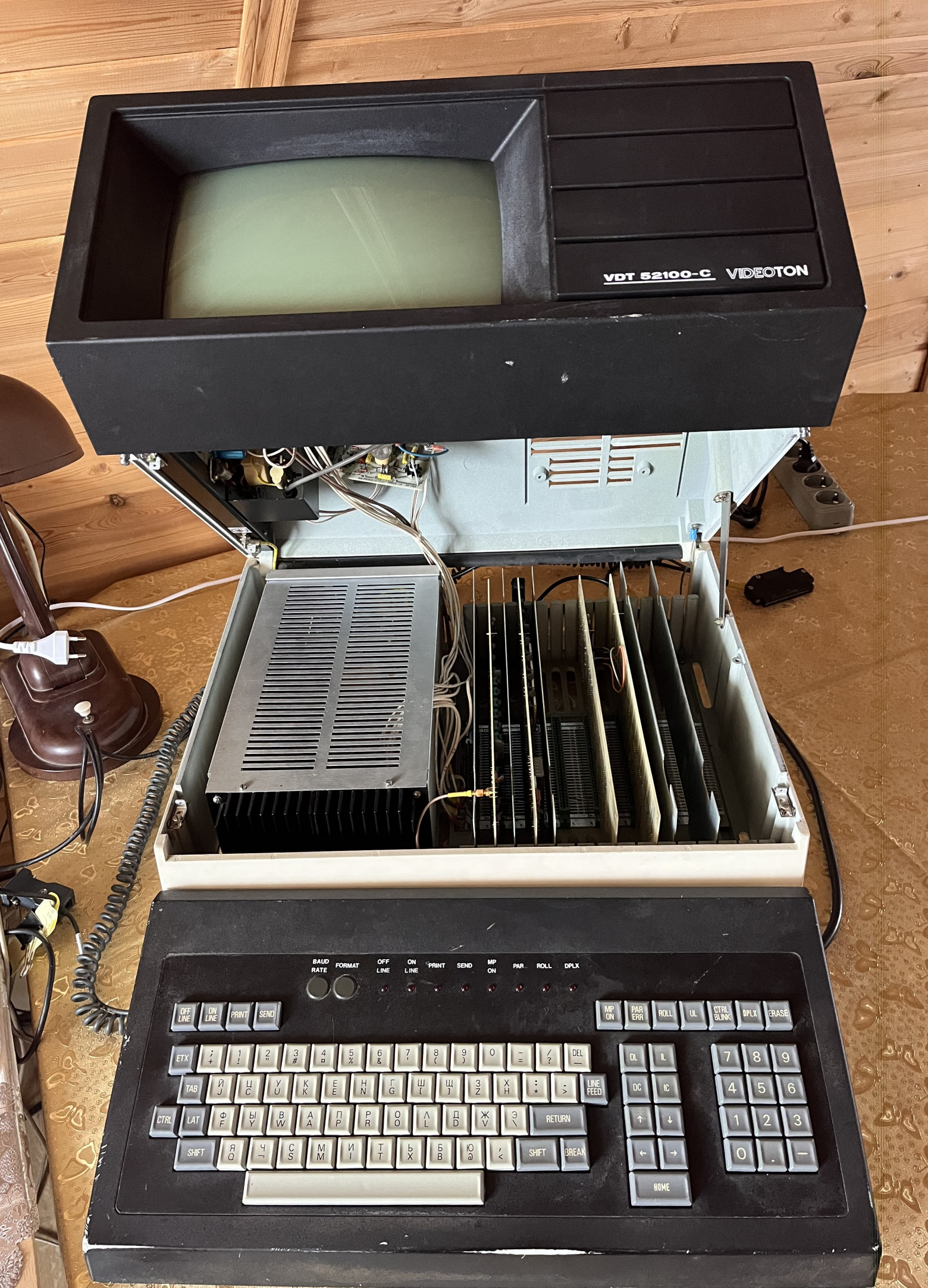 Слева — громадный блок питания