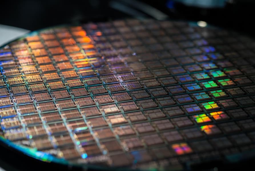 Крупнейший производитель микроэлектроники в России ушел в убыток: финансовые показатели группы «Элемент» резко ухудшились - 1