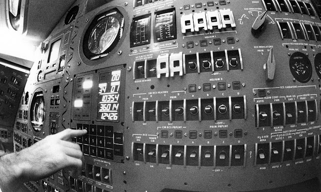 Ввод команд в модуль Display and Keyboard (DSKY) компьютера Apollo Guidance Computer во время симуляции