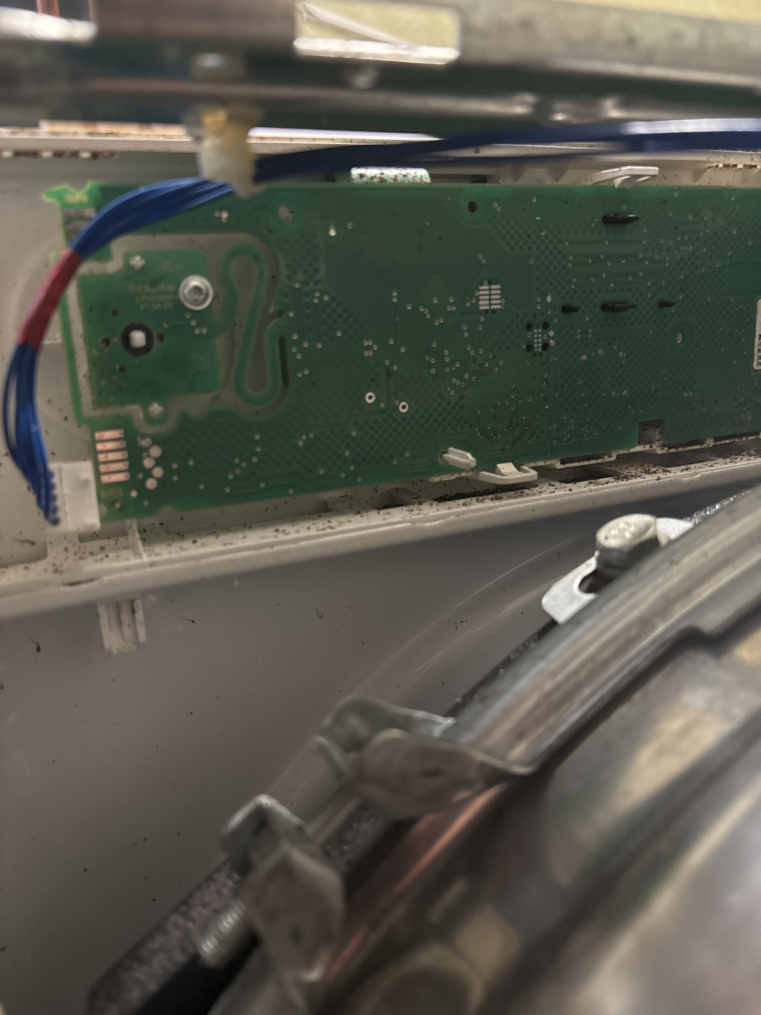  Именно здесь мне впервые пришлось искать, где измерять питание и почему машина не запускается.