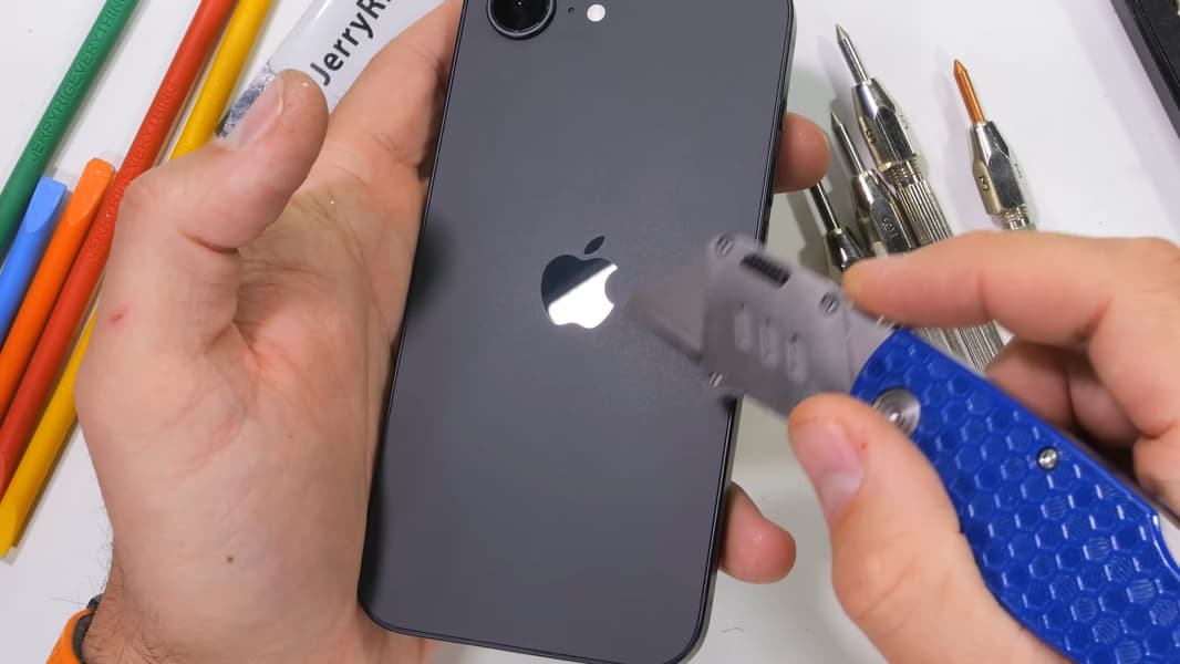 Такое защитное стекло есть только у Apple. Тесты блогера JerryRigEverything показали, что стекло iPhone 17e царапается весьма неохотно - 1