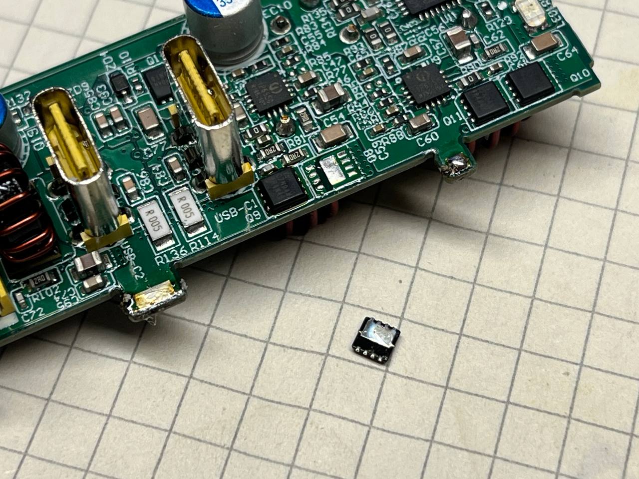 Рис.7. Пробитый транзистор (и рядом его собрат). 