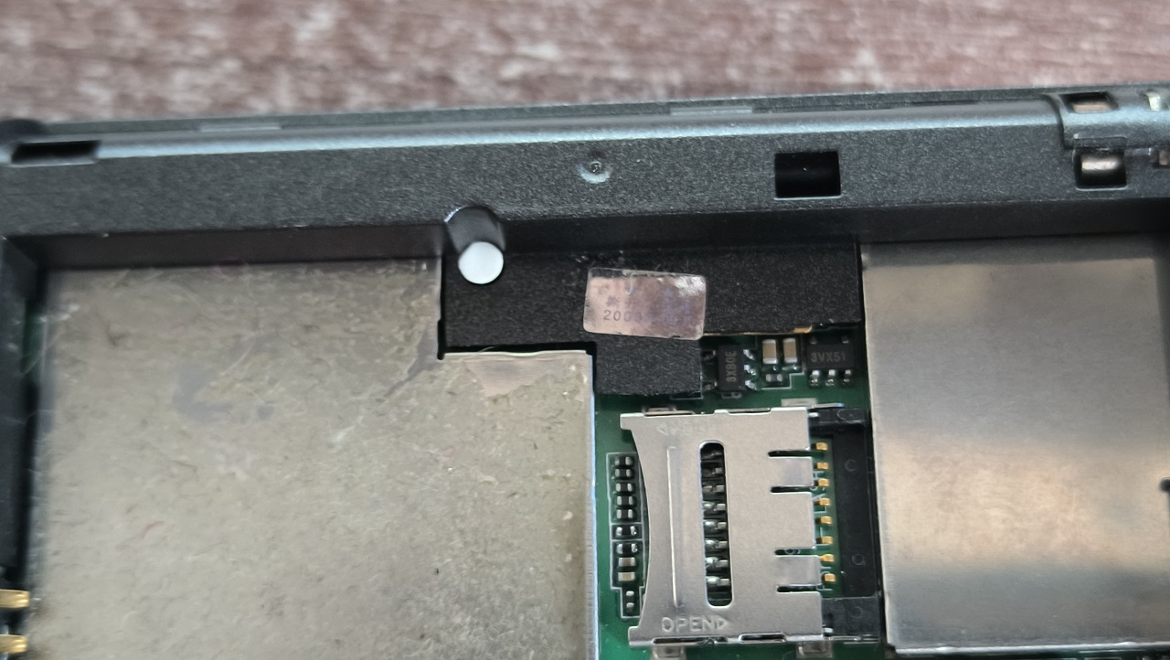 Наклейка говорит о том, что устройство 2008 года выпуска