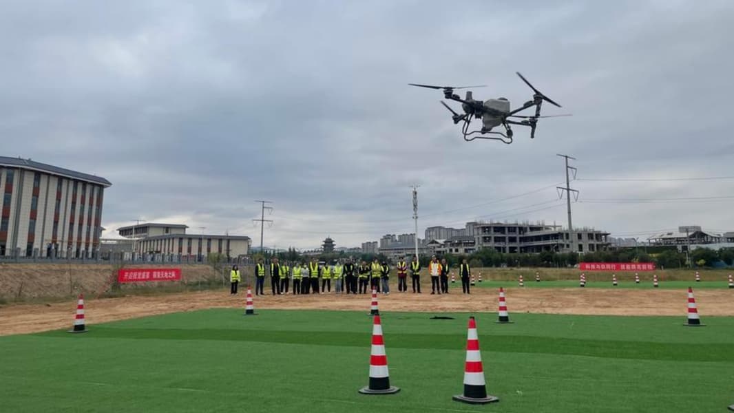 В Китае протестировали беспроводную передачу энергии на дрон в полёте - 1