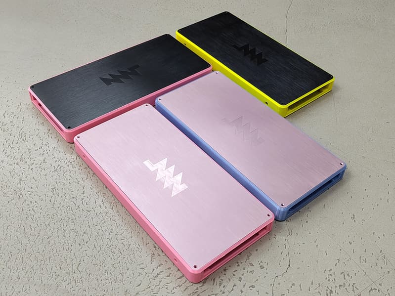 Эта маленькая цветная коробочка — это ПК. MNT Research готовит компактный алюминиевый мини-ПК Station - 1