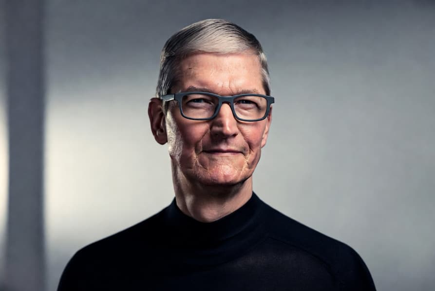«Я здоров. У меня много энергии». Тим Кук сообщил, что планирует остаться в Apple надолго - 1