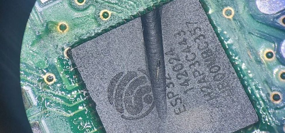 Гравёр в руки и аккуратно пилим буром из центра в направлении нужной ножки