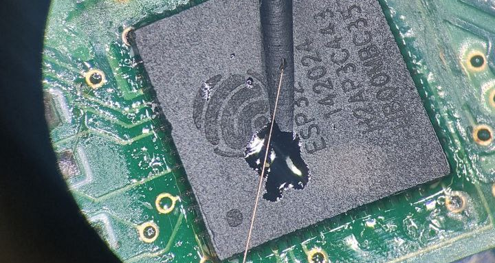 После чего паяем провод на отрезанный волосок