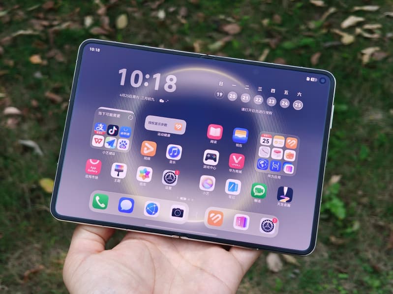 Это смартфон или планшет? Появились живые фото Huawei Pura X Max с экраном 16:10 и камерой XMAGE - 2