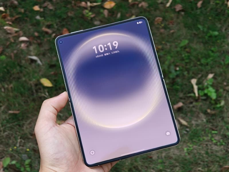 Это смартфон или планшет? Появились живые фото Huawei Pura X Max с экраном 16:10 и камерой XMAGE - 1