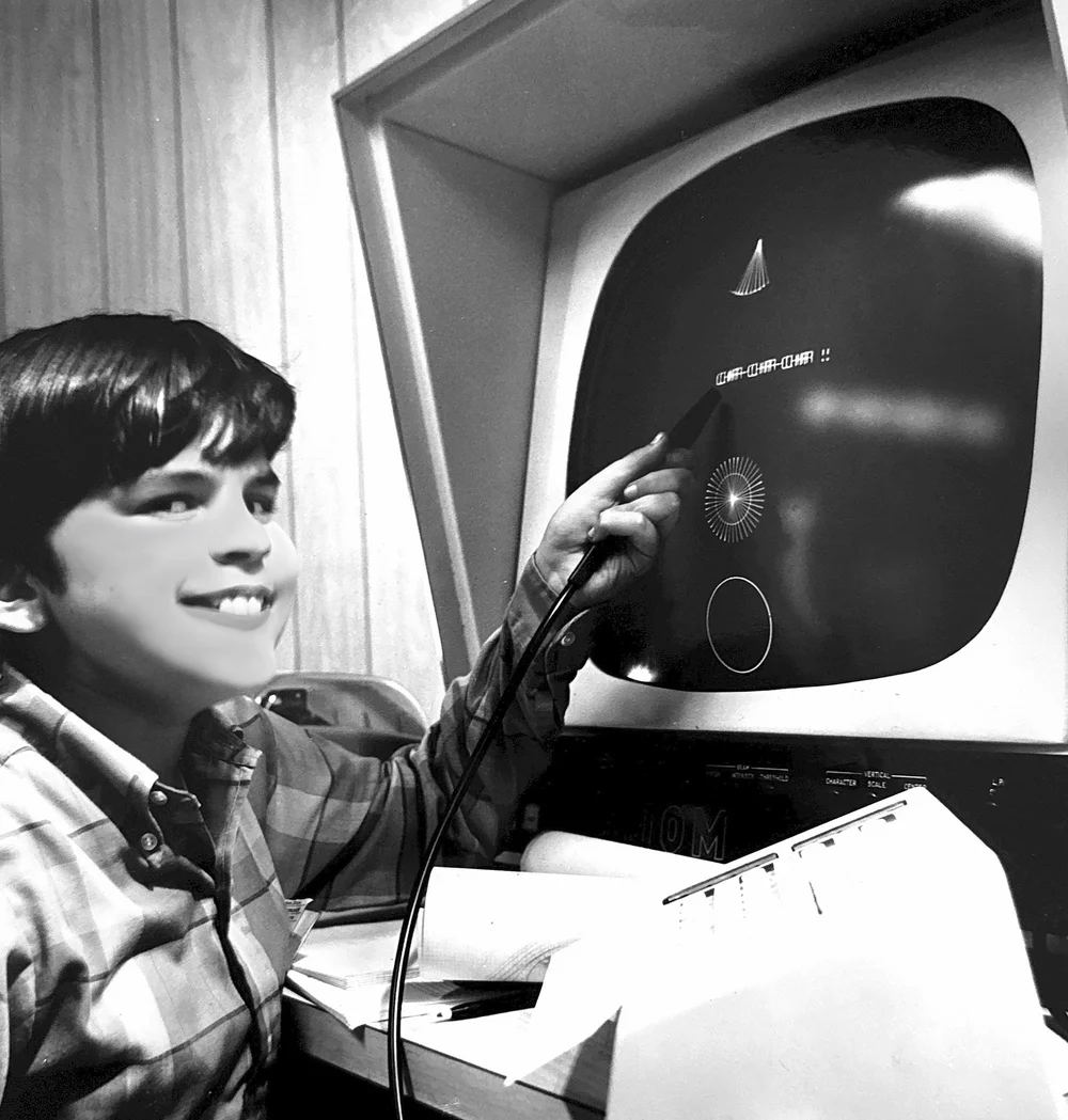  Двенадцатилетний Нэт Кун со световым пером. В RESISTORS он пришёл в десять лет. Фото: David Fox  