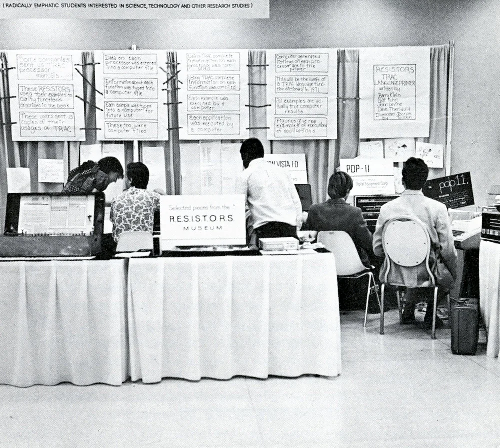  Концептуальная художница Агнес Денес (справа) программирует свою работу Trigonal Ballet в Еврейском музее с помощью RESISTORS. Фото: The Jewish Museum.