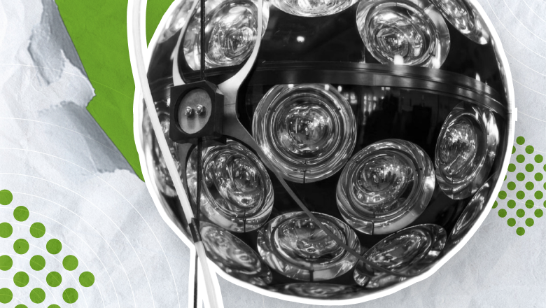 Подводный нейтринный детектор KM3NET состоит из цепочек оптических модулей, подобных этой.  