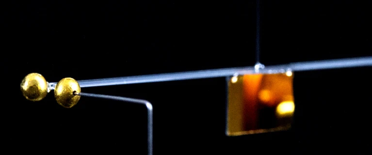 Этот настольный торсионный маятник может измерить силу притяжения между очень малыми массами. Источник: Westphal, T., et al., Nature