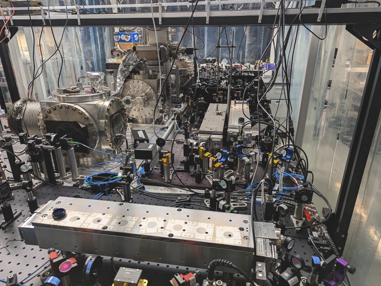 Эксперимент GQuEST, который ищет колебания в структуре пространства-времени. Фото: Ли Маккаллер, Калифорнийский технологический институт