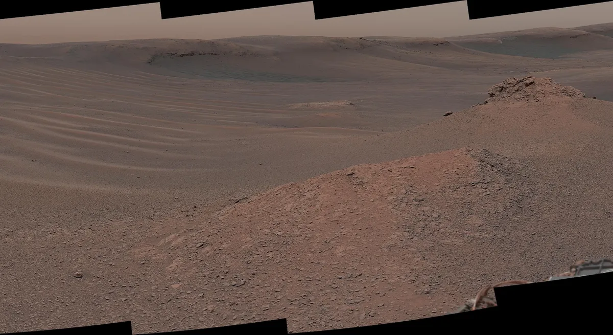 Камера Mastcam, установленная на марсоходе NASA «Кьюриосити», сняла эту мозаику во время исследования «глинистого слоя» ещё в 2019 году. (Источник изображения: NASA/JPL-Caltech/Malin Space Science Systems)