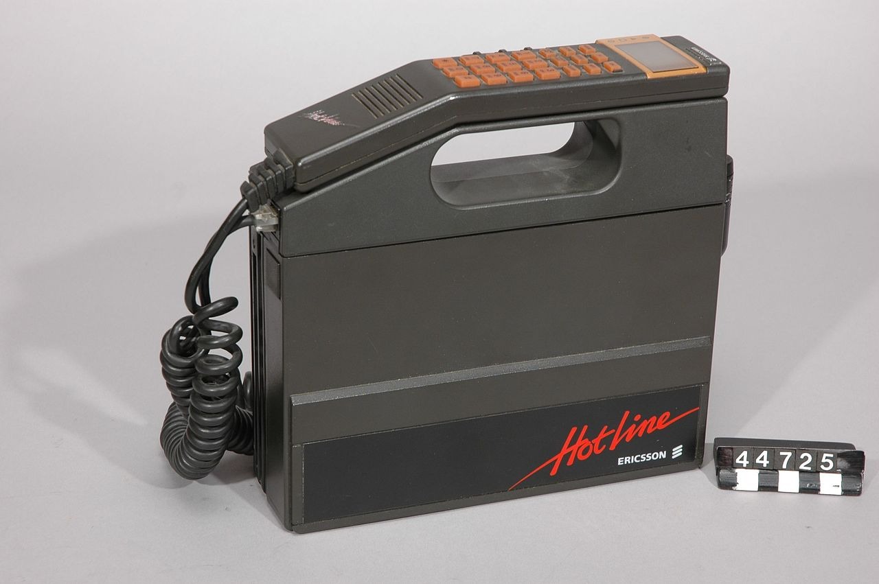 Ericsson Hotline для сетей NMT. Прорезь под трубкой - это ручка, чтобы удобнее носить такую бандуру.