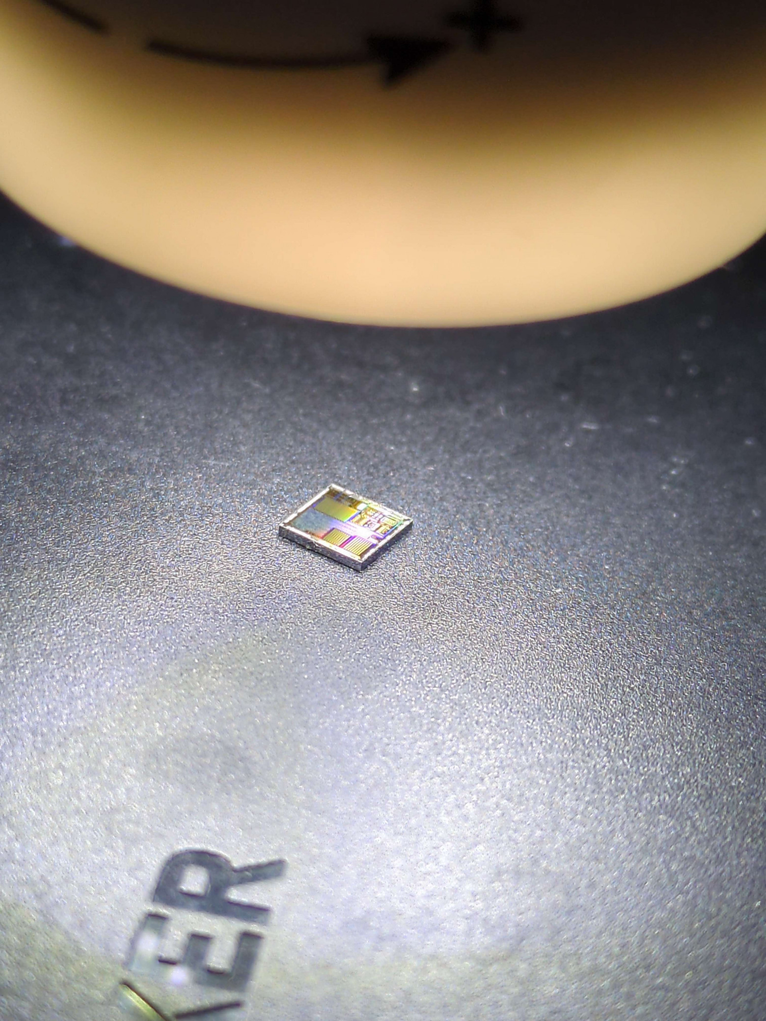 Ножом и термофеном: реверс-инжиниринг USB-устройства - 6 Microcontroller freed from its epoxy