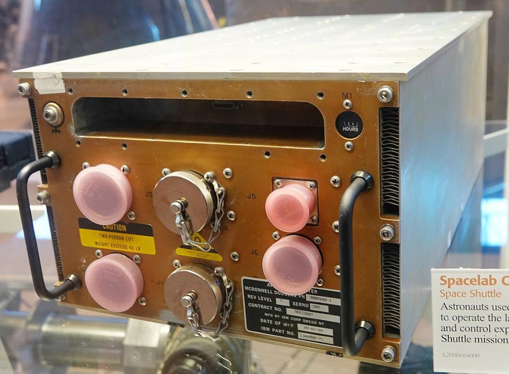 An AP-101SL computer at the National Air and Space Museum, VA. The slot at the top held nickel-cadmium batteries to preserve the contents of the CMOS memory, but the batteries were removed for safety during storage. Photo by Sanjay Acharya, CC BY-SA 4.0, cropped.