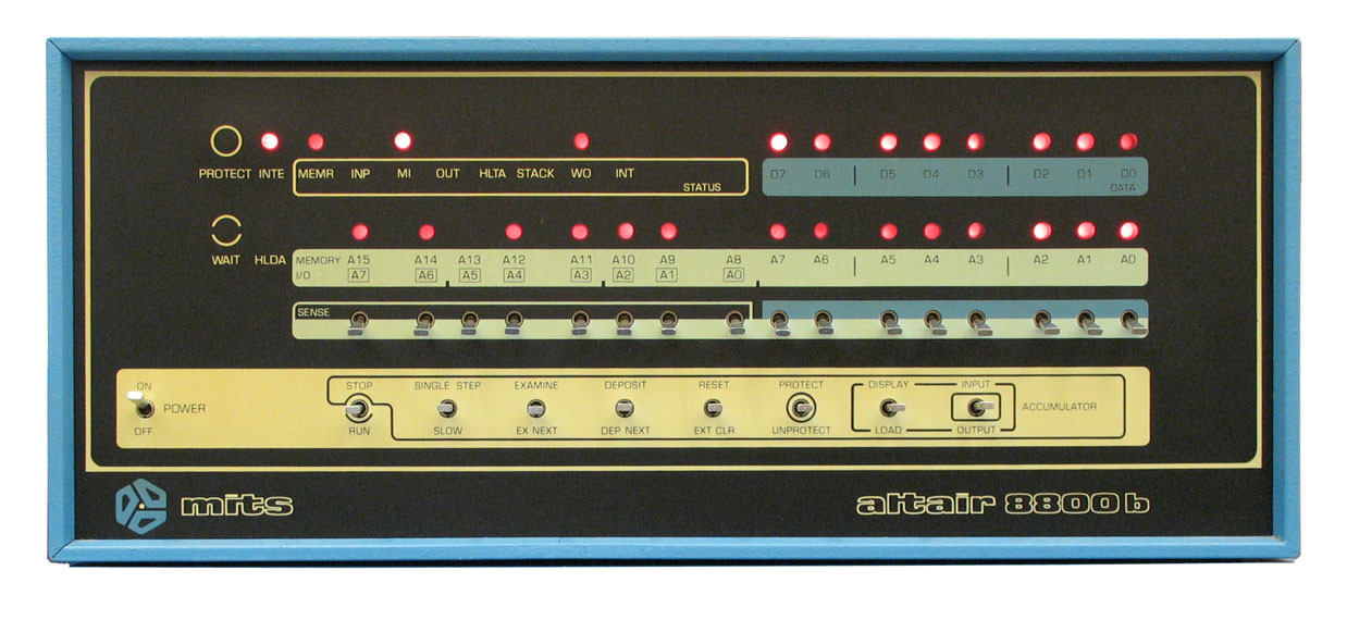 Передняя панель Altair 8800, которая выступала одновременно как в качестве клавиатуры, так и в качестве монитора. Фото из Вики.