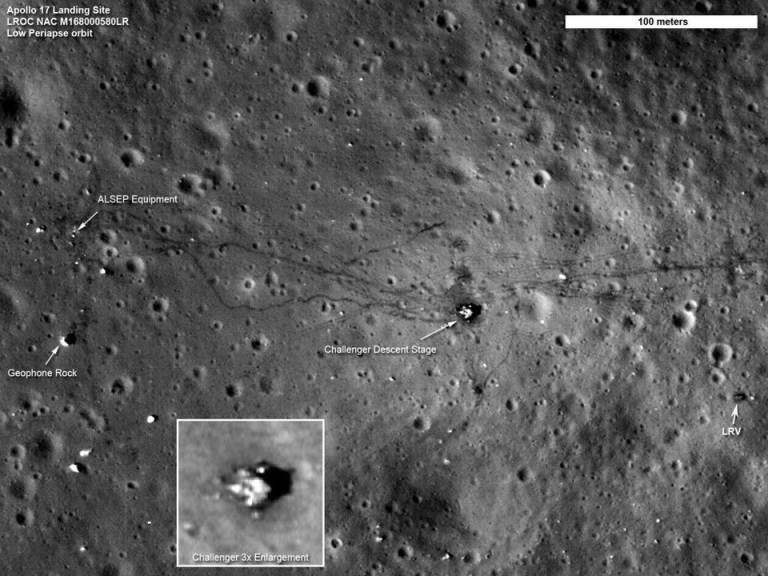 Фотография с «Лунного разведывательного орбитального аппарата» (LRO) места посадки «Аполлона-17». Чётко видны следы лунохода (LRV), а также сам аппарат. Источник: НАСА/LRO/GSFC/ASU