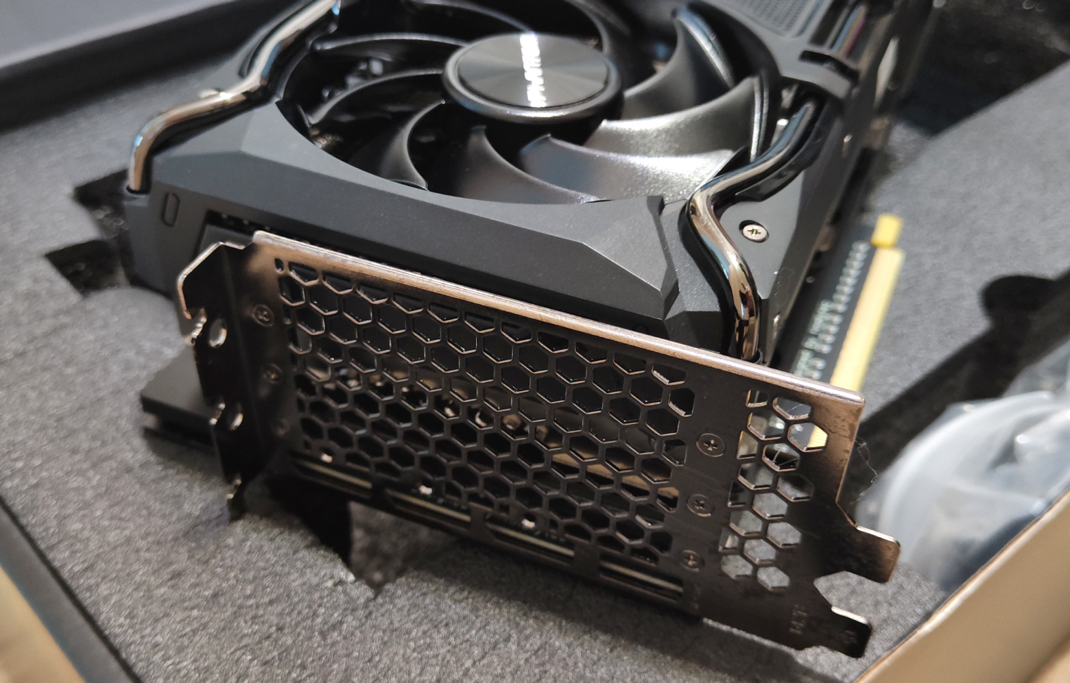 Обзор серверного ускорителя NVIDIA Tesla V100 16 Gb в корпусе от RTX 4090: Часть 1 — Внешний вид, установка и настройка - 3