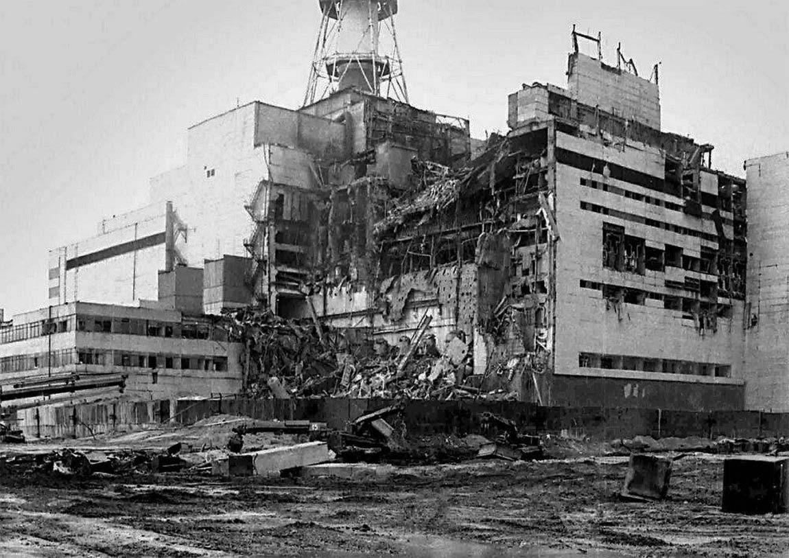 Рис. 7. Разрушенный 4-ый энергоблок Чернобыльской АЭС