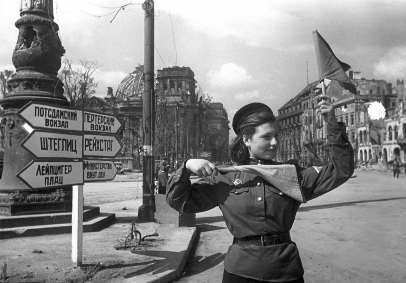 Советская регулировщица, младший сержант Лидия Спивак в Берлине — одна из самых знаменитых фотографий окончания Великой Отечественной войны