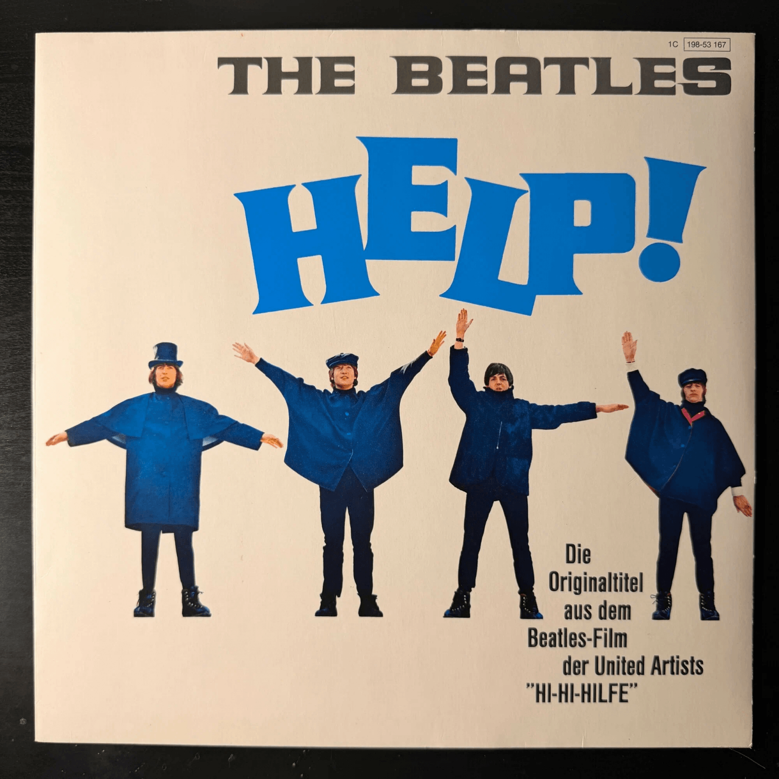 На обложке альбома the Beatles "Help!" изображена группа, пишущая слово "help" семафорными буквами. Да, без флажков тоже можно.