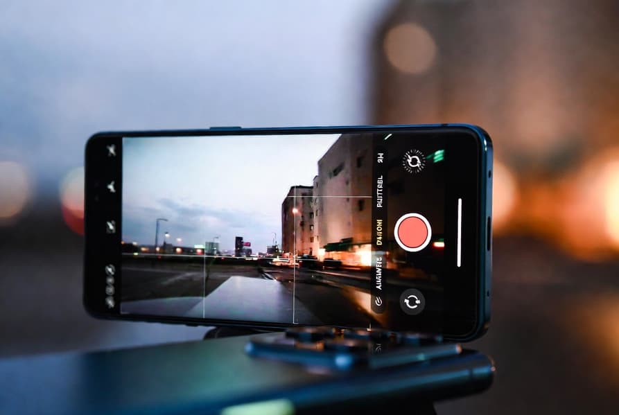 Android догнал и перегнал iPhone по возможностям фото в рейтинге DxOMark, а теперь Huawei, Honor и Xiaomi делают ставку на улучшение видеовозможностей - 1