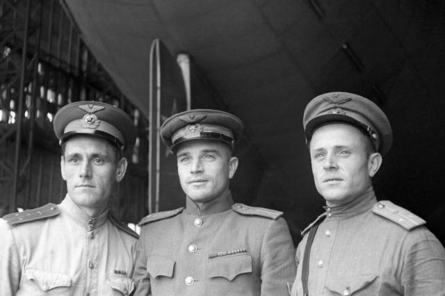 Один из составов экипажа В-12. Слева-направо: бортмеханик С.Н. Горячев; командир корабля А.И. Рощин; штурман Ф.И. Мутовкин . Фото - Рябчиков Е.И., предоставил Рябчиков Б.Е. Фото с сайта «Энциклопедия »Долгопрудного»