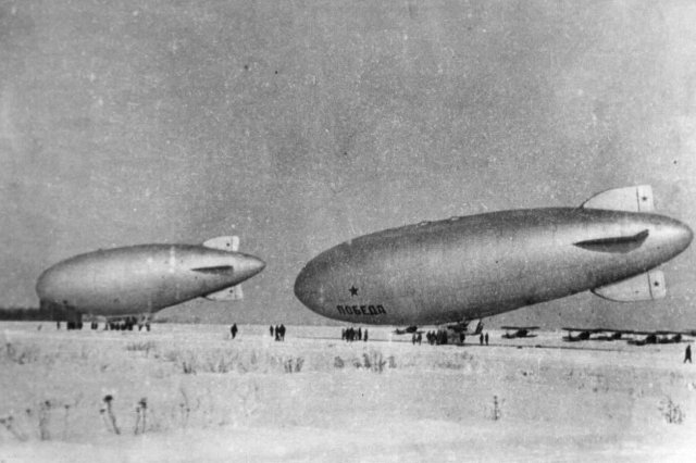 СССР В-12 и «Победа» рядом. Фото с сайта «Энциклопедия »Долгопрудного»