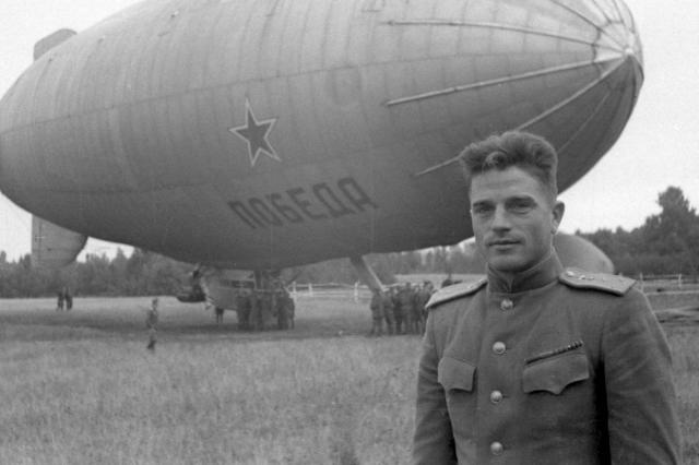 Алексей Иванович Рощин на фоне «Победы», фото с сайта «Энциклопедия »Долгопрудного»