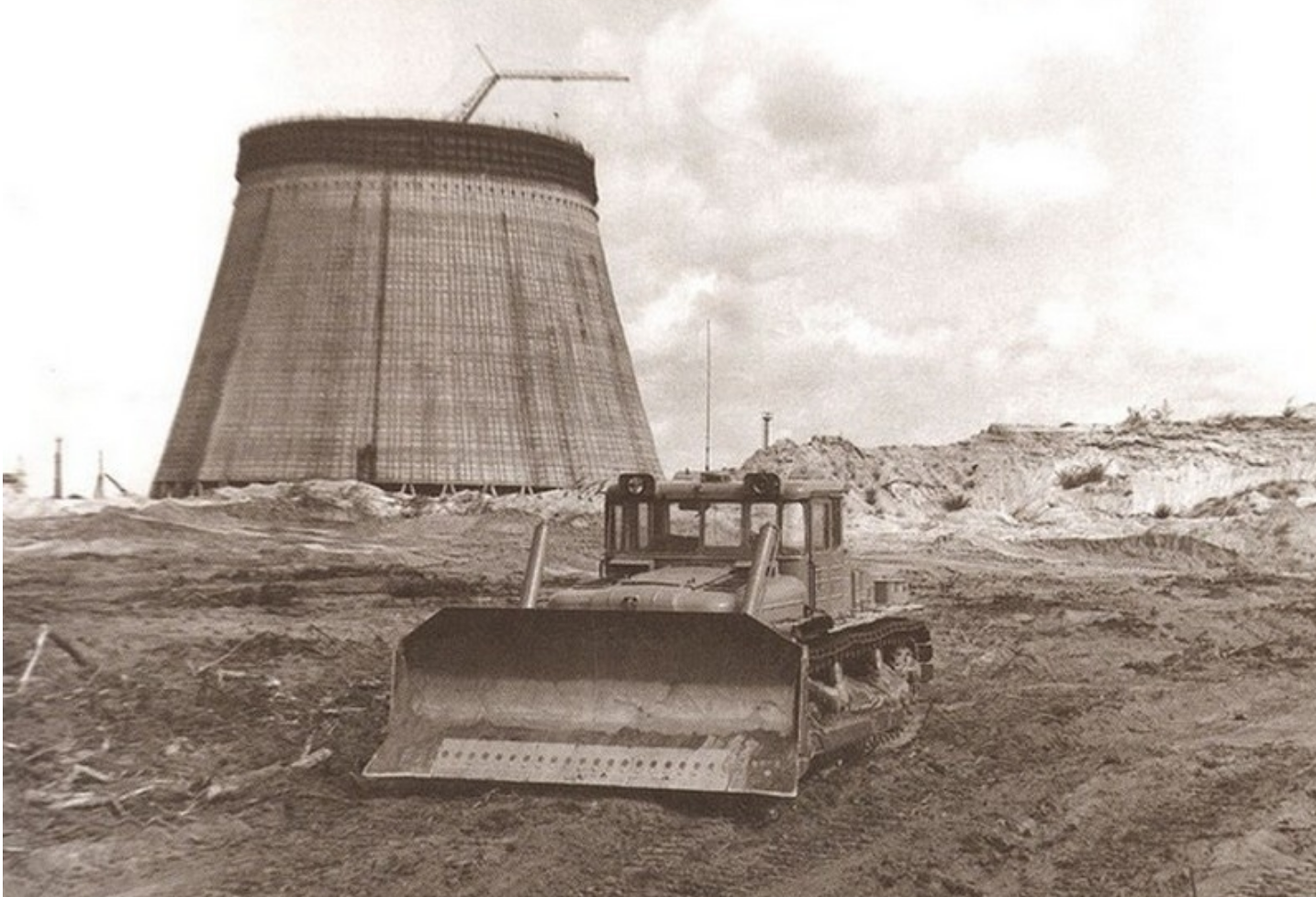 Безэкипажный ДЭТ-250 готовит площадку для кранов. 12 июня 1986 г.