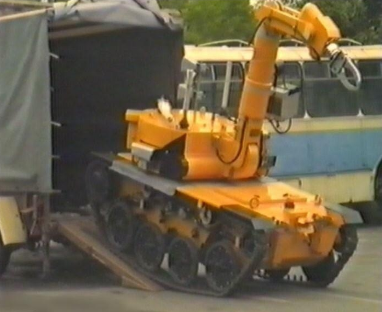 Разгрузка робота MF-2 по приезду на ЧАЭС