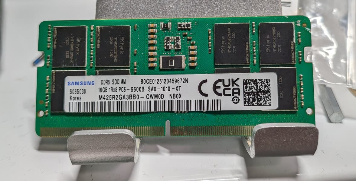 В продаже появились поддельные модули DDR5: вместо реальных чипов памяти — пластиковые заглушки с маркировкой - 1