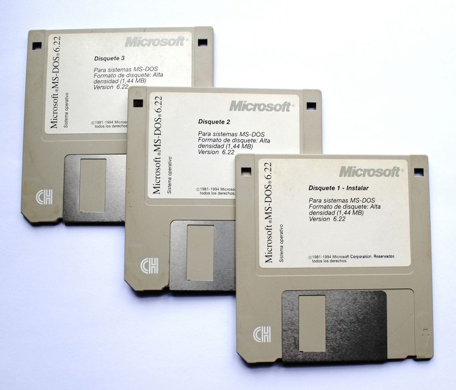 Так выглядят оригинальные флоппи-диски с MS-DOS 6.22. Отсюда