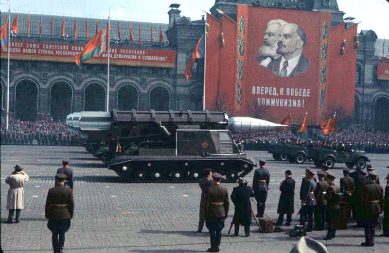 Одна из фотографий парада 1 мая 1960 года в Москве. Источник.