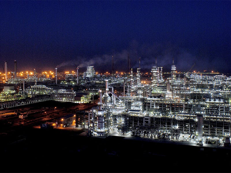 Индийский нефтеперерабатывающий завод Джамнагар (Jamnagar), фото из Википедии.