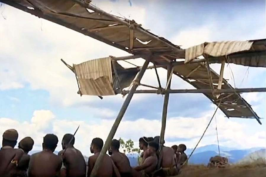Рис.2. Российский космос всё больше походит на карго-культ: похоже на настоящее, но не работает. Вся надежда на богов из космоса (или китайских инвесторов!), которые принесут России счастье и прогресс.