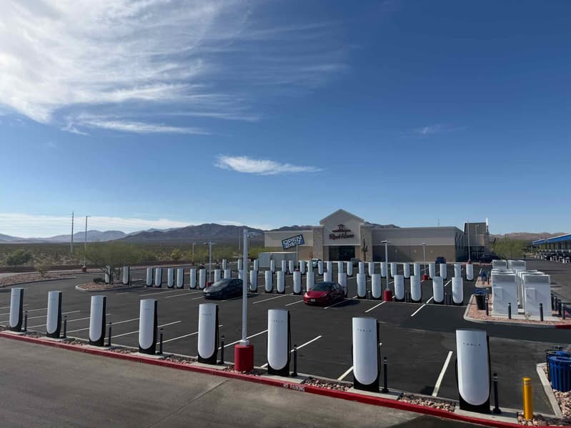 Tesla открыла огромную зарядную станцию Supercharger в пустыне Мохаве - 1 Tesla открыла огромную зарядную станцию Supercharger в пустыне Мохаве - 1